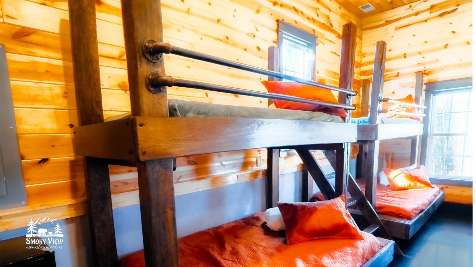Luxurious 6 Bed 5 Bath Cabin Amazing Location & Privacy! -4 Miles To Gatlinburg & Pidgeon Forge-Hot Tub-Fireplace-King Suits-Deck-Grill-Free Parking For 8 Vehicles-Firepit-Full Kitchen-"Smoky View Cabin" Sevierville Exterior foto