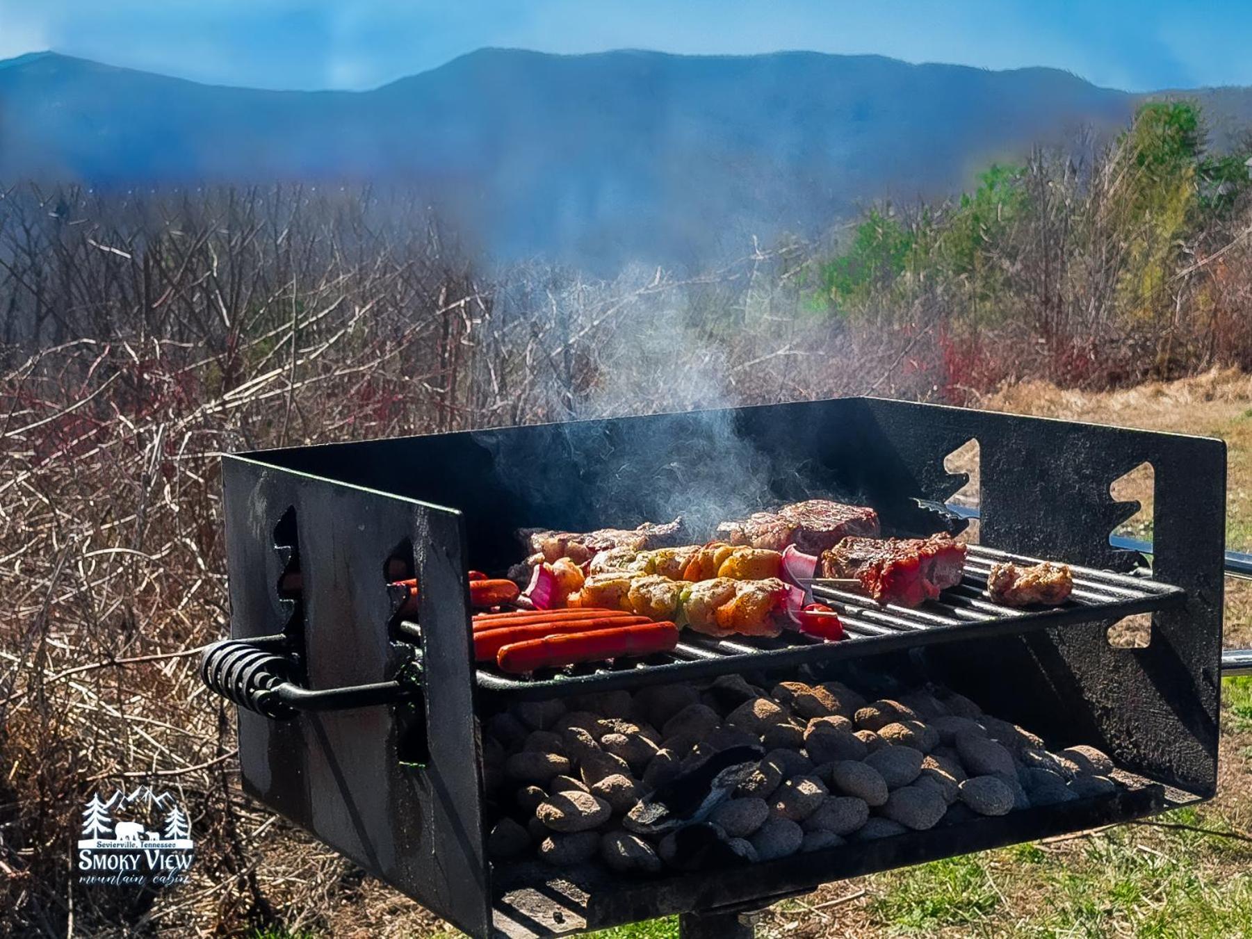 Luxurious 6 Bed 5 Bath Cabin Amazing Location & Privacy! -4 Miles To Gatlinburg & Pidgeon Forge-Hot Tub-Fireplace-King Suits-Deck-Grill-Free Parking For 8 Vehicles-Firepit-Full Kitchen-"Smoky View Cabin" Sevierville Exterior foto